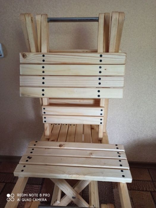 Складний стілець, міцний та зручний.