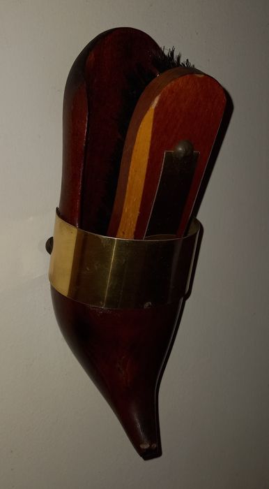 Soca holandesa em madeira e dourado. Peça para pendurar. Barato.