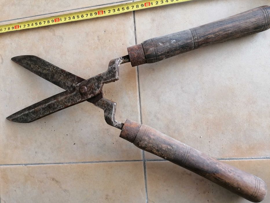 Tesoura corta sebes , muito antigo e de qualidade