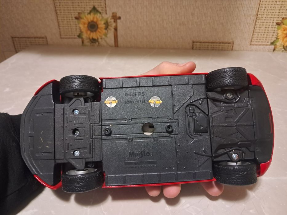 Масштабная модель 1/18 Audi R8 Maisto авто