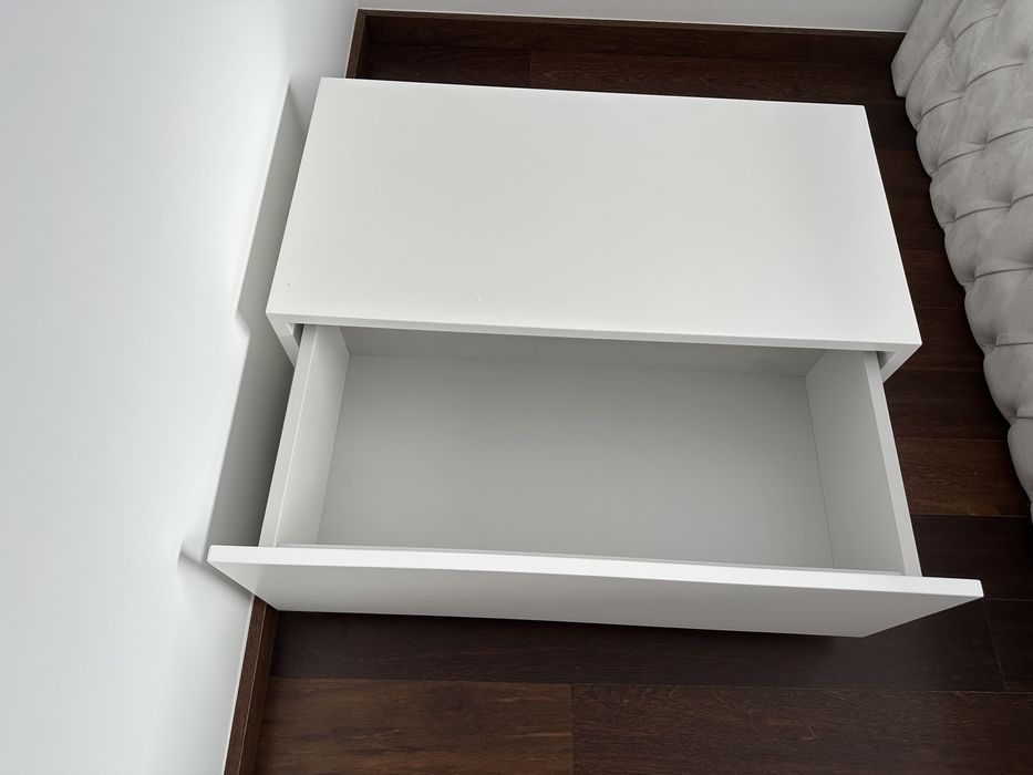 2 Mesas de Cabeceira Lacadas em Branco