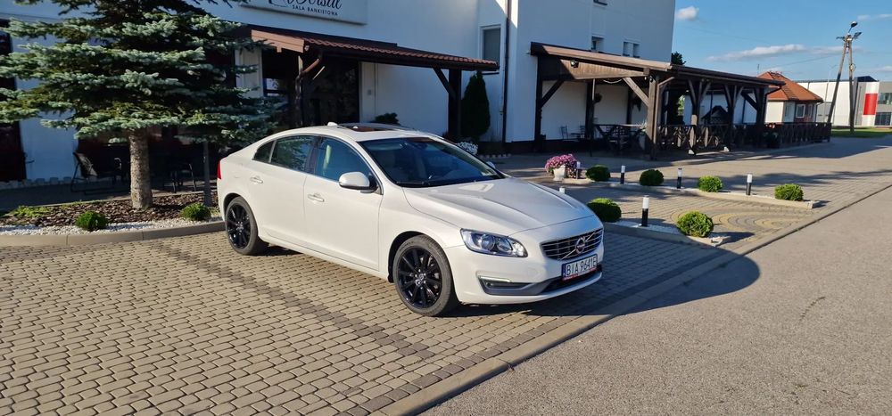 Volvo S60 Biala perła Inscription