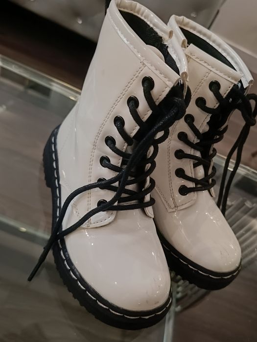 Kurtka Reserved czarna błyszcząca 110 plus buty zimowe białe RE 29