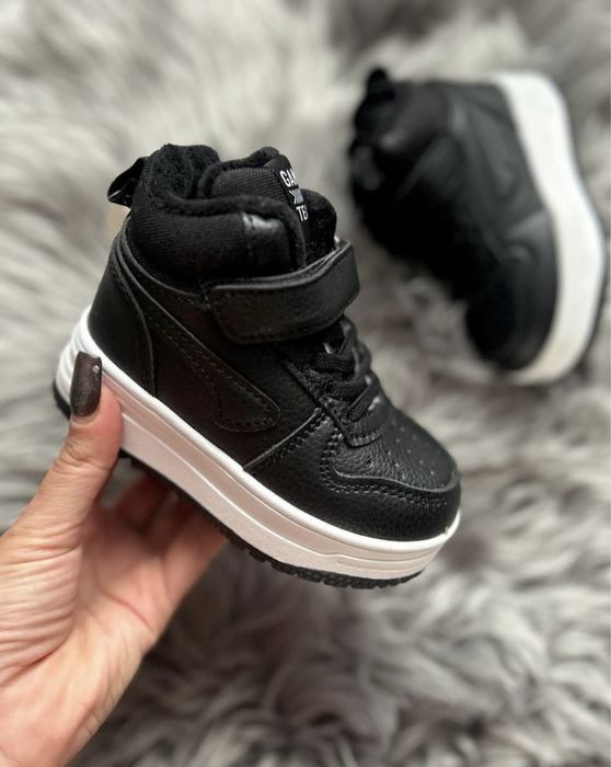 Продаю детские зимние кроссовки