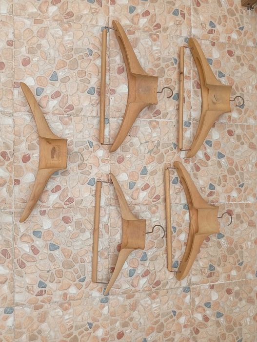 5 Cabides Manequim em Madeira - Preço para os 5 cabides