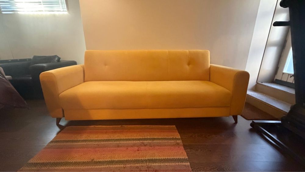 Sofá/Cama de cor amarela