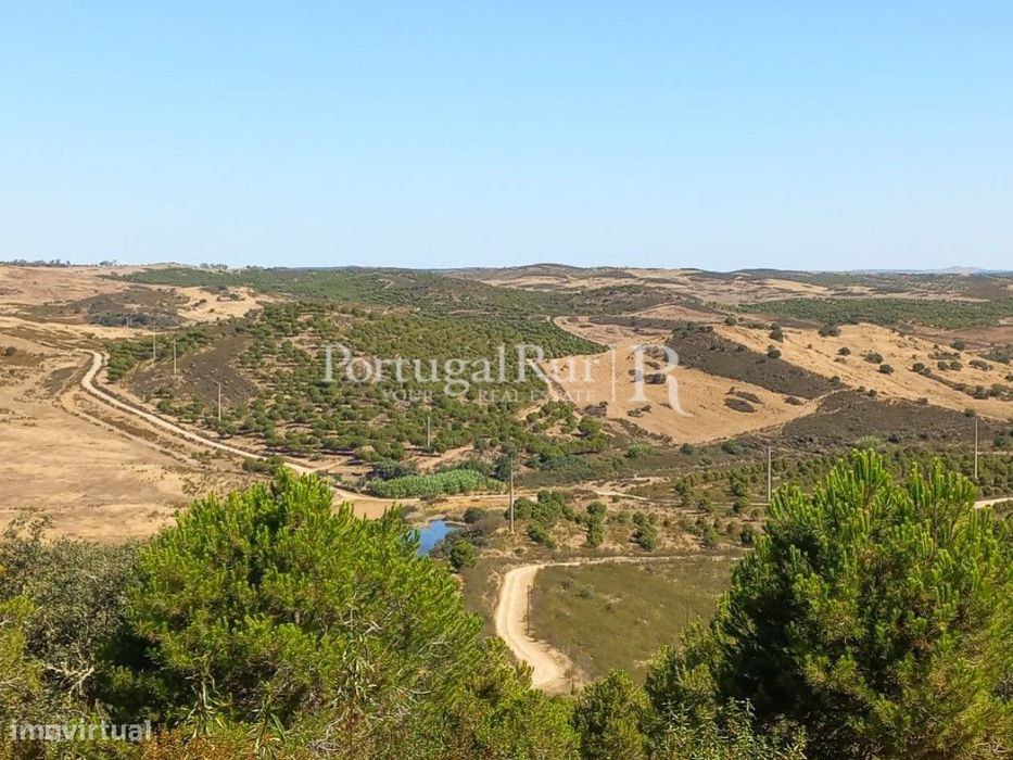 Herdade com 121 hectares e Monte Habitável - Mértola
