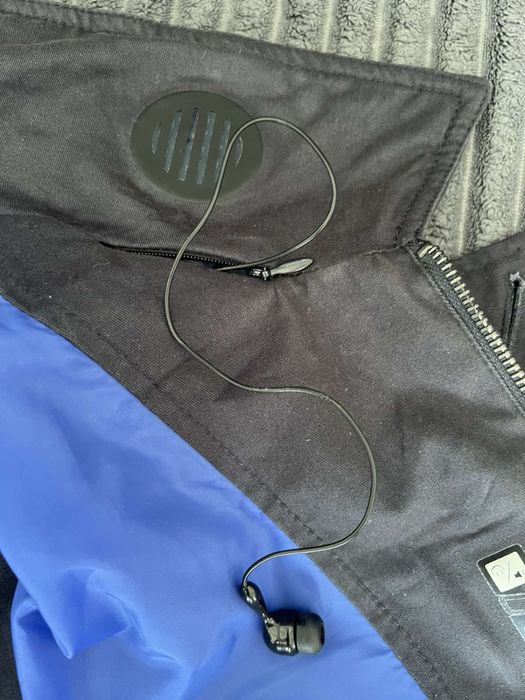 Куртка плащ з вмонтованими динаміками і навушниками