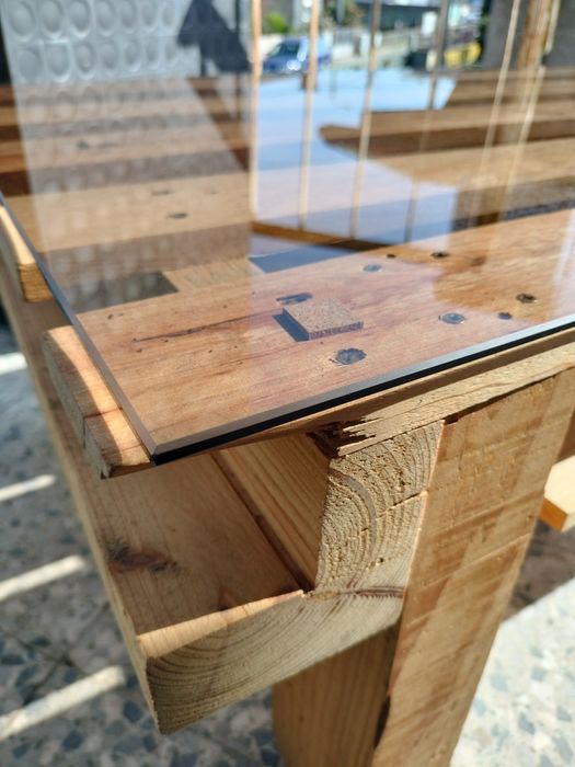 Mesa de televisão em madeira