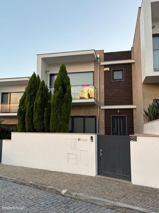 Moradia T3 com piscina e jardim em Lordelo