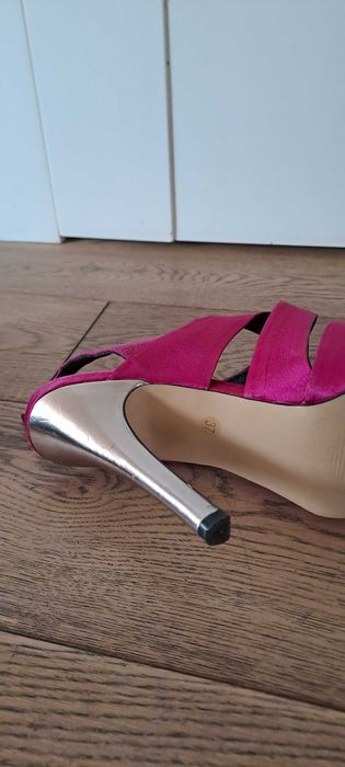 Eleganckie szpilki satynowe w kolorze fuksji