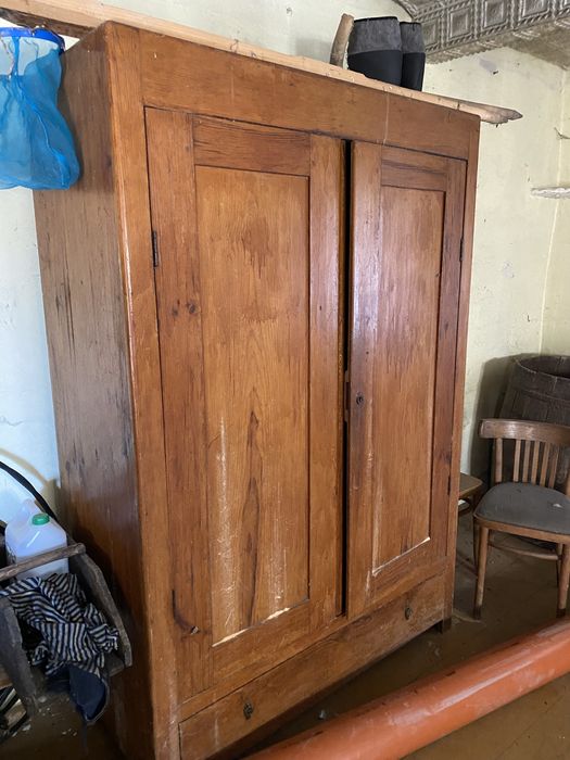 Stara duża szafa z litego drewna