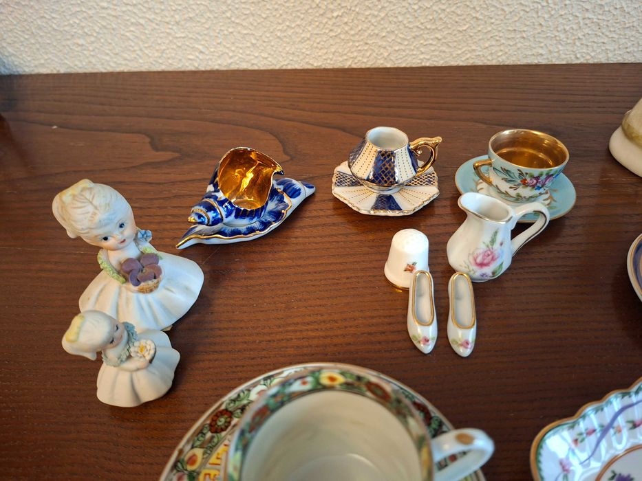 Porcelanas e biscuit  - lote de figuras e loiças de vitrine - preço do lote