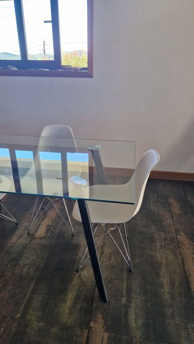 Mesa de metal e vidro com 4 cadeiras