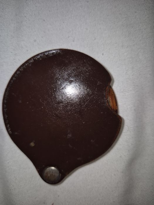 Elegante lupa de bolso antiga, dobrável, com capa protetora em pele legítima (cabedal)