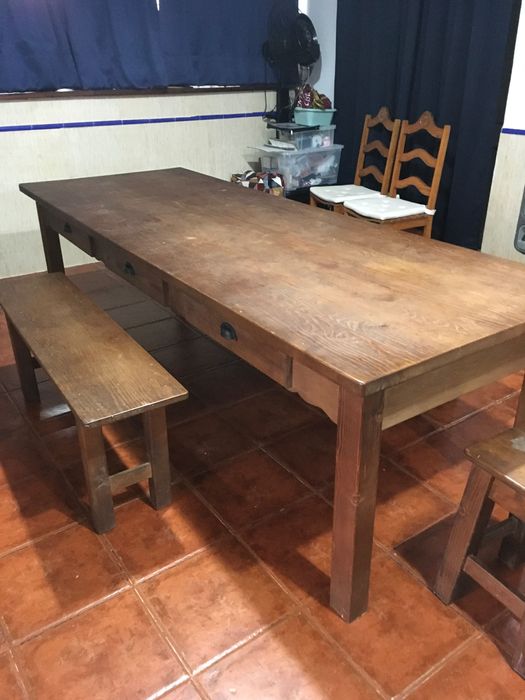 Mesa rústica com 2 bancos corridos 2 mochos e 3 bancos de bar.