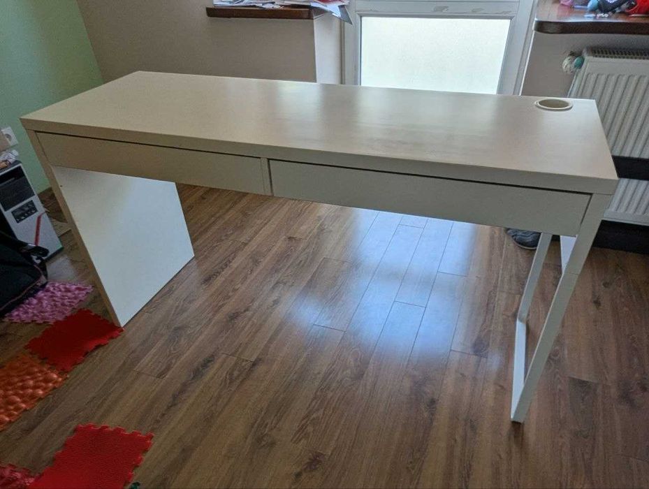 Dwa biurka: białe IKEA oraz brązowe biurko