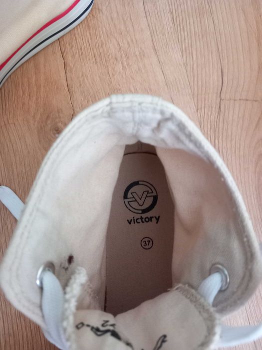 piękne jasno beżowe wysokie trampki Victory z czerwoną lamówką rozm 37