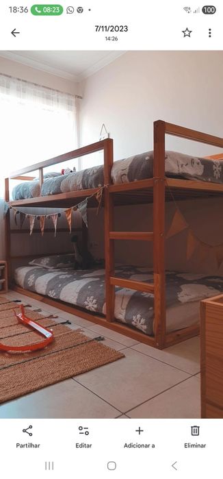 Cama Kura Ikea com uma cobertura infantil