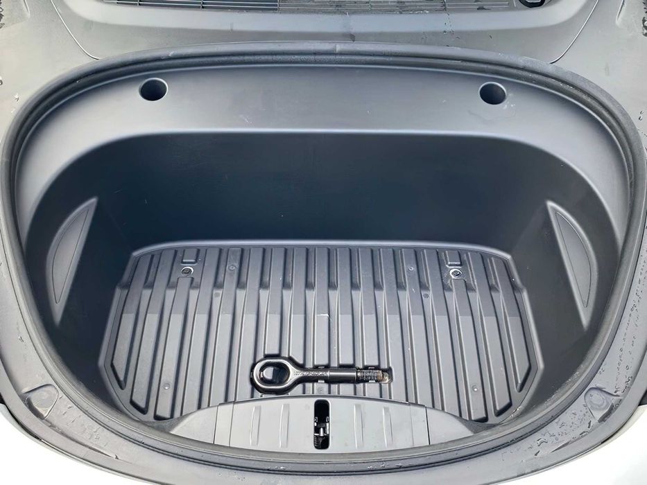 Tesla Model 3      2024