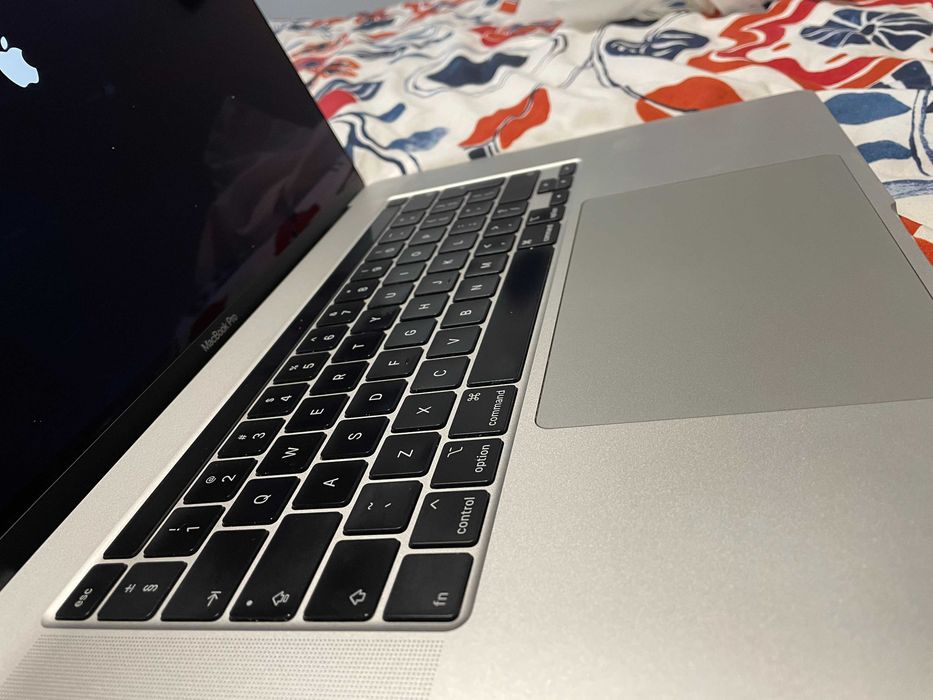 Apple MacBook Pro 16" / i7 / 32 GB / Radeon Pro 5500M 4GB / 512 GB SSD