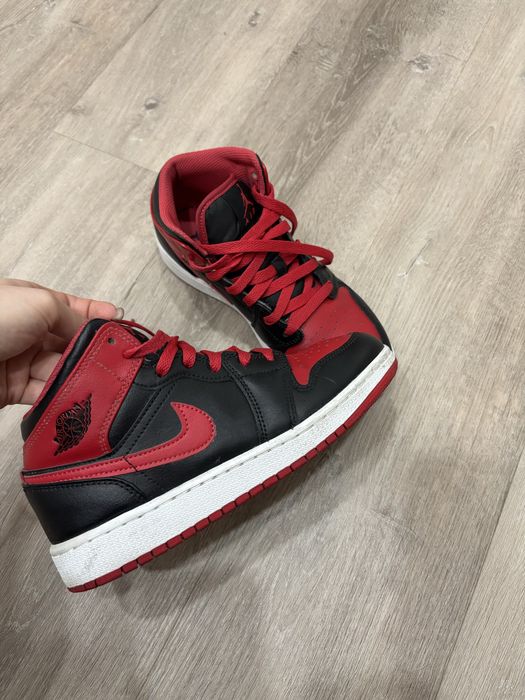 Jordan 1 mid, vermelho e preto