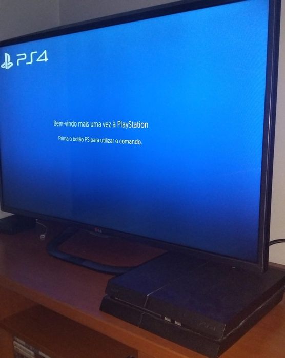 PlayStation 4 Pro + 15 jogos e 2x comandos