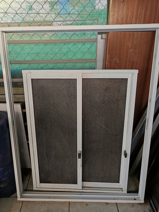 Portada alumínio castanho.