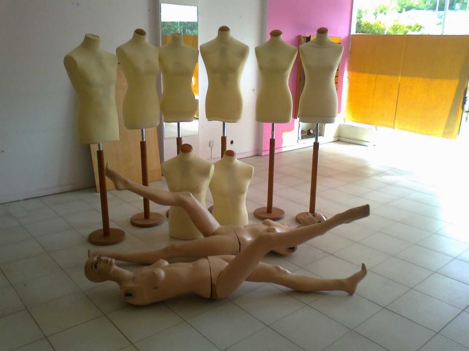 8 manequins- loja de vestuario
