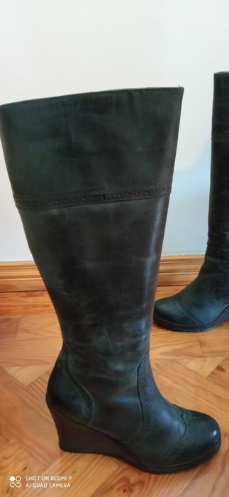 Botas cano alto e fecho lateral como no