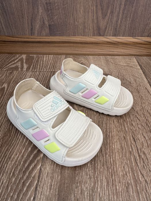 Босоніжки adidas 21 розмір ідеальний стан