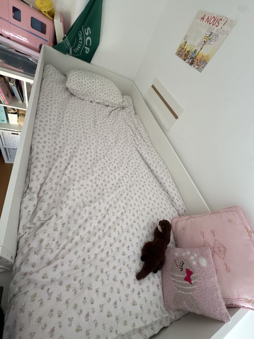 Cama elevada com pequeno armario incluido.