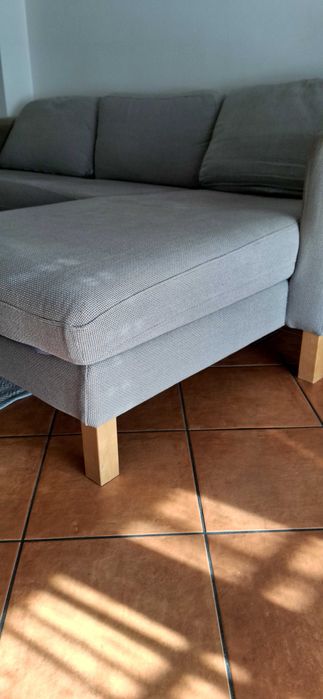 Sofá cinzento, com capas removíveis