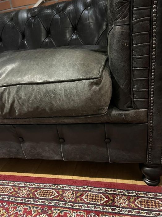 Vende-se Sofá Chesterfield em Pele! Peça Feita por Medida
