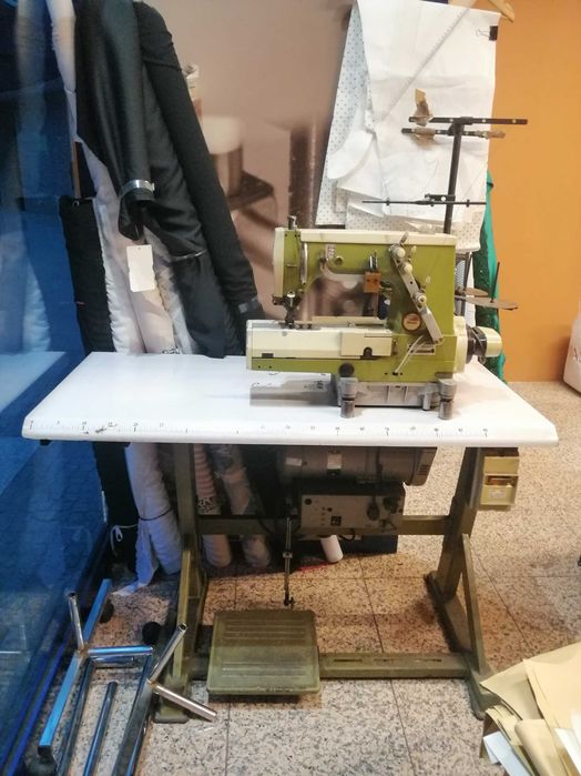 Máquina de recobrimento, de braço, 2 agulhas com corte de linha.