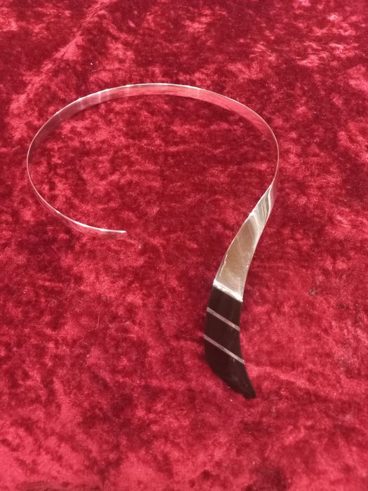 Gargantilha estilizada em prata.