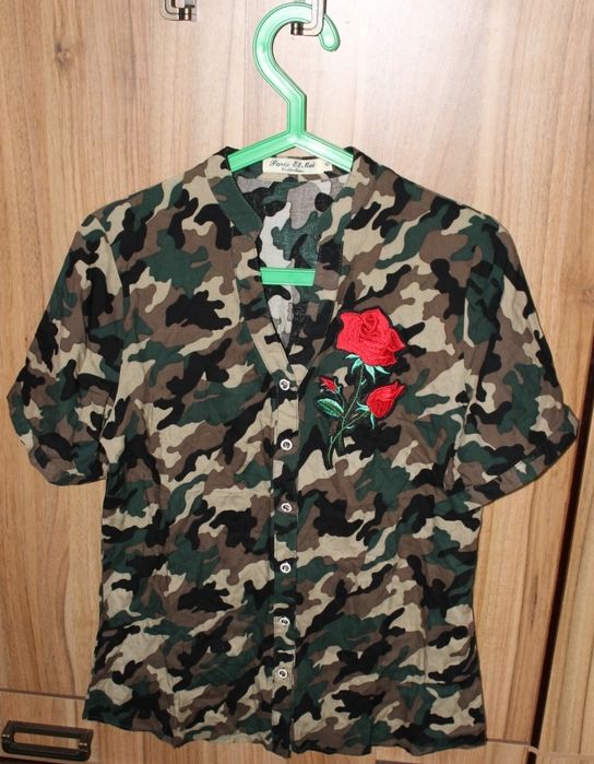 Nowa koszula damska ze wzorem moro i aplikacją róży (r. S/38)