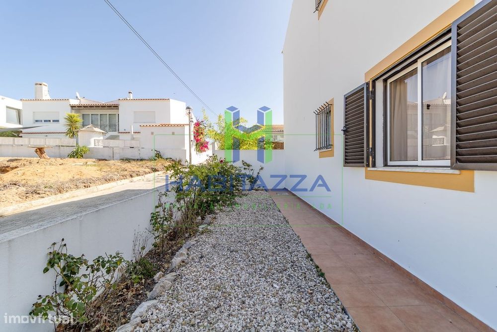 Moradia T2 com jardim, perto da Praia do Monte Clérigo para arrendamen