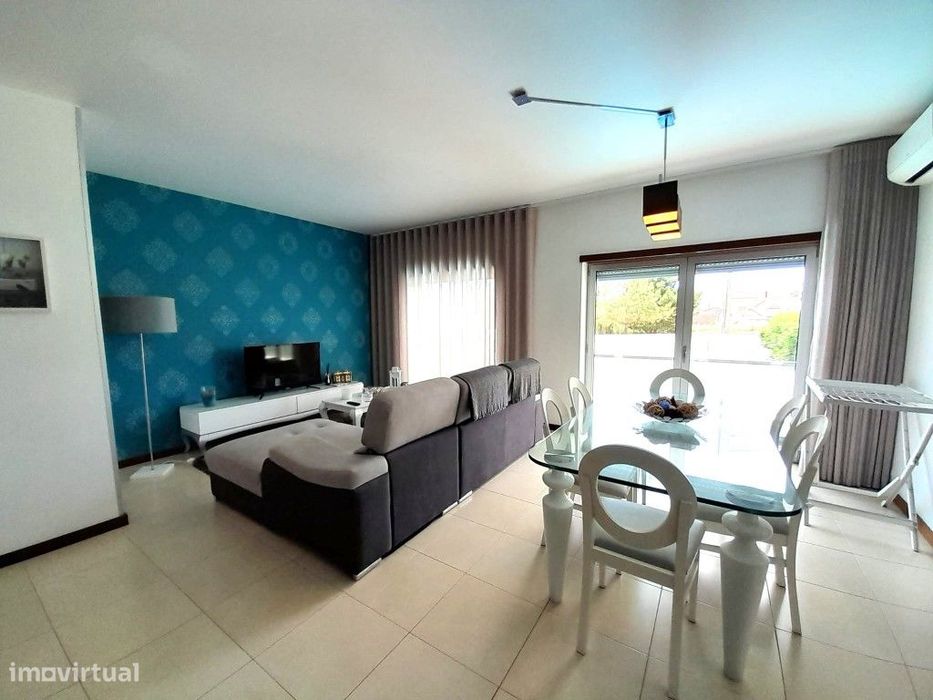 Apartamento T2 para arrendar ao ano, condomínio com piscina e lugar...