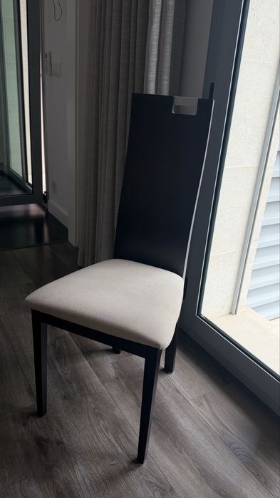 uma mesa dobrável e seis cadeiras