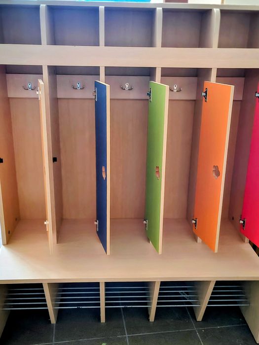 Regały szafki krzesełka