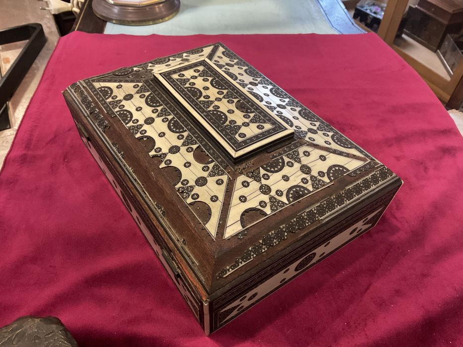 Caixa indiana sândalo toda trabalhada ,26x19x10 cm ,