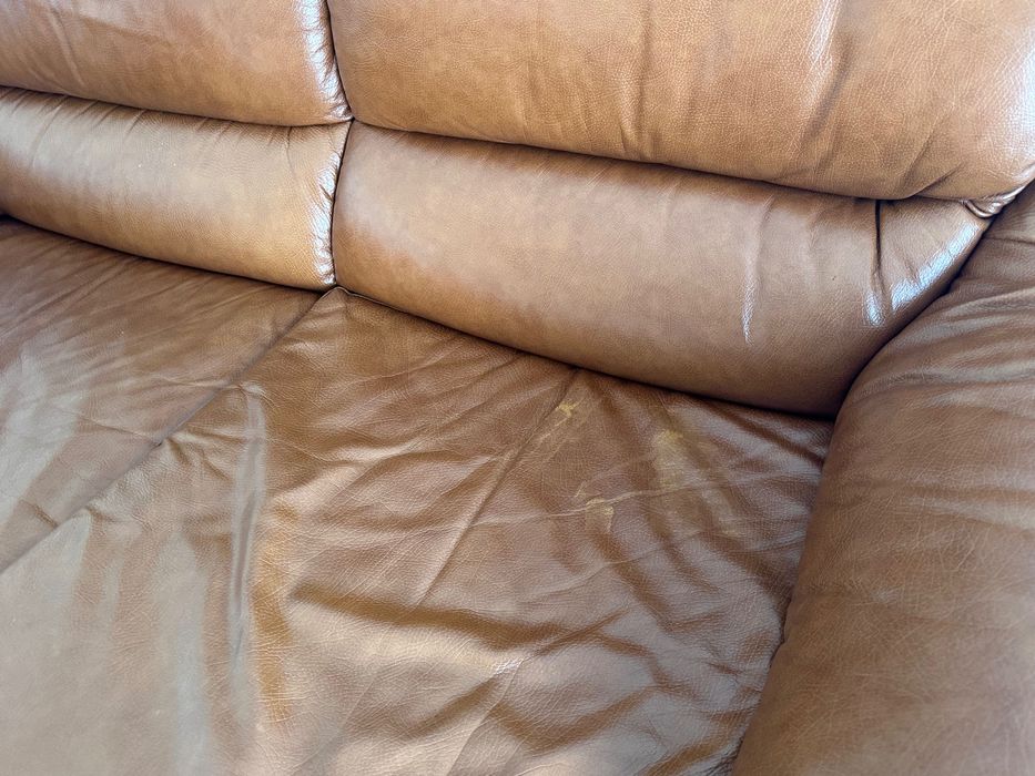 Conjunto de 2 sofás castanhos de 2 lugares em excelente condição