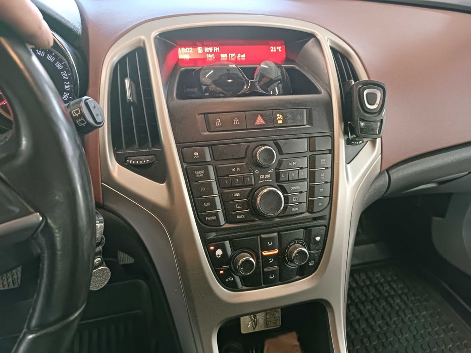Opel Astra J 1.6 pewne auto