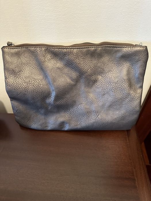 Bolsa prateada com fecho