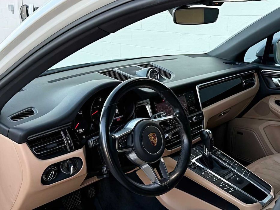 Porsche Macan      2021