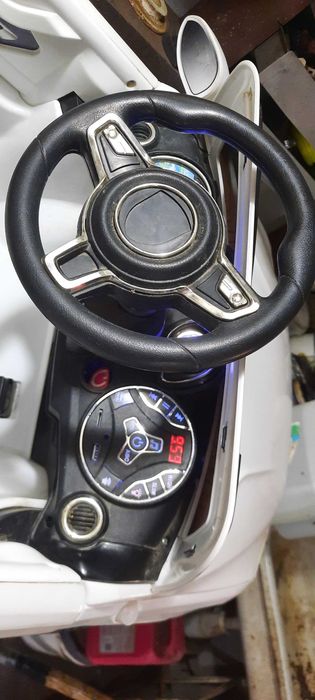 Дитячий електромобіль створений у стилі автомобіля BMW