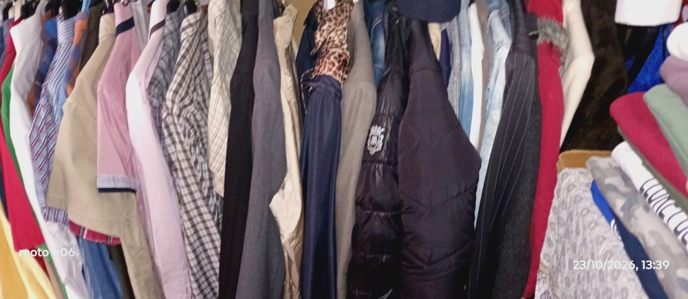 Lotes de roupa semi nova 100 peças cada lote, quem escolhe as peças do lote é o cliente