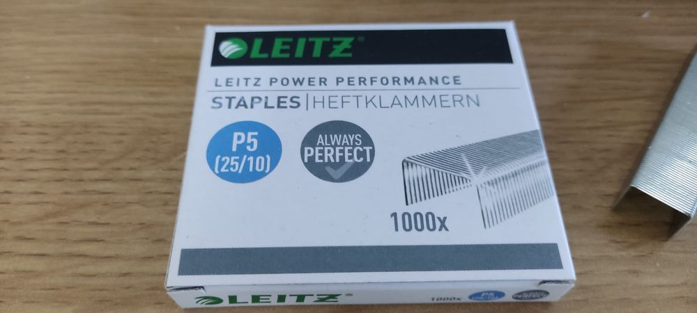 Caixa com 20 caixas de agrafes da " Leitz"