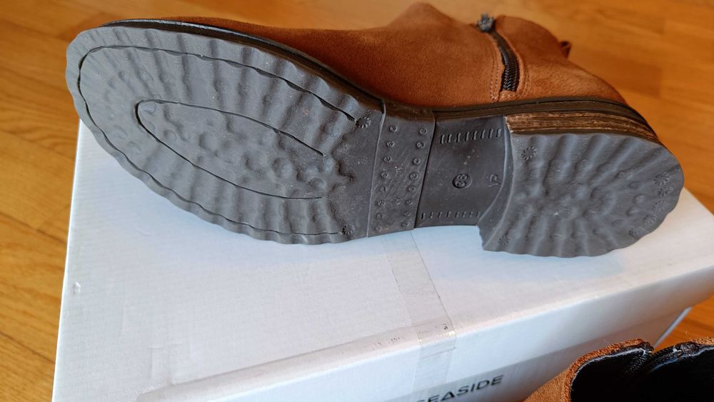 Botins cor de mel vivo em camurça, da Seaside